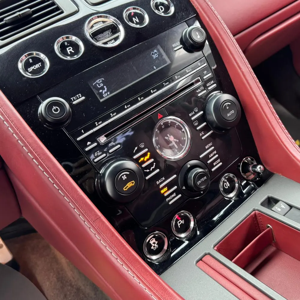Aston Martin Vantage V8